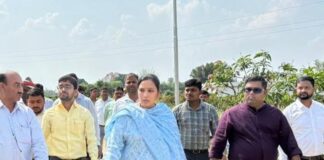 बस्ती डीएम कृतिका ज्योत्सना ने उत्कृष्टता केंद्र का निरीक्षण किया:भारत-इजरायल फल में योजनाओं व तकनीकों की समीक्षा, आधुनिक तकनीकों की सराहना की