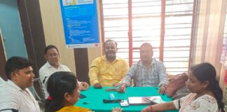 RBSK कर्मचारियों ने लंबित मानदेय भुगतान पर किया विरोध:खेसरहा में काला फीता बांधकर प्रदर्शन, जल्द भुगतान की मांग