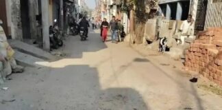 इकौना में सड़क जर्जर, आवागमन बाधित:अंबेडकर नगर-पटेल नगर बॉर्डर मार्ग पर राहगीर परेशान