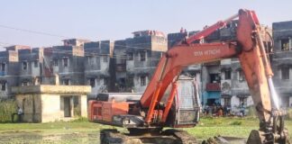 पानी टंकी पर रील बनाने गए 3 लड़के गिरे:एक की मौत, 2 घायल, दो ऊपर ही फंसे; सीढ़ी टूटने से हादसा
