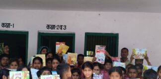 नवाबगंज सेकंड में 101 बच्चों को मिलीं निशुल्क किताबें:प्रधानाचार्या ने किया वितरण, शिक्षकों ने दिया शिक्षा पर जोर