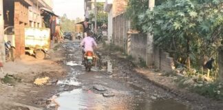 श्रावस्ती के बीरगंज में नालियों का पानी सड़क पर:सफाई व्यवस्था चरमराई, ग्रामीणों ने 1076 पर शिकायत दर्ज कराई