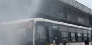 बस से निकला धुआं, यात्रियों में मची अफरातफरी:बस्ती-अयोध्या हाईवे पर घटना; कोई हताहत नहीं
