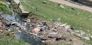 कोहड़वल में टूटी नाली, सड़क पर बह रहा गंदा पानी:ग्रामीण परेशान, दुर्घटना की आशंका; अधिकारी ने दिया मरम्मत का आश्वासन