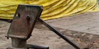 सीताद्वार मंदिर परिसर में हैंडपंप खराब:इकौना में भीषण गर्मी में भक्तों को पीने के पानी की समस्या, समाधान की मांग