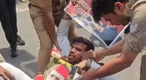 चुनाव आयोग घेरने निकले सपा कार्यकर्ताओ को पुलिस उठा ले गई