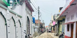 नूरी जामा मस्जिद की सड़क 19 वर्षों से जर्जर:दो गांवों के विवाद में आमजन परेशान, जगह-जगह से उखड़ रहीं ईंटें