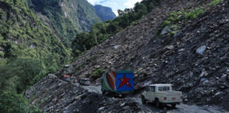 नेपाल के प्रसिद्ध मुक्तिनाथ क्षेत्र जाने वाला रास्ता भूस्खलन के कारण अवरुद्ध