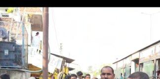 महराजगंज में रोडवेज बस रोककर मारपीट-तोड़फोड़:चालक-परिचालक से अभद्रता, VIDEO आया सामने