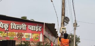 बिजली पोल पर अवैध वाईफाई केबल:नौतनवा-सोनौली में हादसे का खतरा, प्रशासन से कार्रवाई की मांग