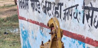 सिद्धार्थनगर में सामुदायिक शौचालय में गंदगी:दरवाजे टूटे, नल भी खराब, मानदेय न मिलने पर केयरटेकर ने छोड़ा काम