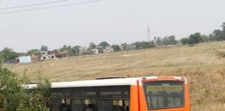 सिद्धार्थनगर में परिवहन निगम की बस खाई में गिरी:बाइक सवार को बचाते समय अनियंत्रित होकर सड़क किनारे गहरे खाई में उतरी