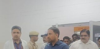 महराजगंज के नवागत डीएम ने किया औचक निरीक्षण:कार्यभार संभालते ही जिला अस्पताल पहुंचे, भर्ती मरीजों और तीमारदारों से बातचीत की