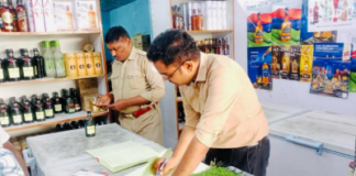 फर्रुखाबाद में जिलाधिकारी के निर्देश पर आबकारी निरीक्षक ने दुकानों का किया औचक निरीक्षण