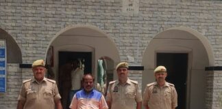 सोनहा पुलिस ने अवैध शराब के साथ आरोपी पकड़ा:बस्ती में तस्करी रोकने के लिए चला अभियान, मुख्य तिराहे के पास हुई गिरफ्तारी