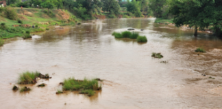 आंधी और बारिश से जनजीवन अस्त व्यस्त, नदियों में बढा जल स्तर