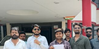 भूमि अतिक्रमण विरोधी मोर्चा ने DM को सौंपा ज्ञापन:महराजगंज में सरकारी जमीनों पर अवैध कब्जों के खिलाफ सख्त कार्रवाई की मांग