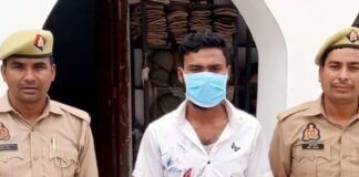 श्रावस्ती पुलिस 50 हजार के इनामी बदमाश को पकड़ा:जेवरात-नकदी बरामद, भिनगा बस स्टैंड के पास से किया गिरफ्तार