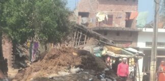 तुलसीपुर गांव में घरों के सामने कूड़े का ढेर:दुर्गंध और मच्छरों से बीमारियों का खतरा, ग्रामीण परेशान