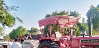 विक्रमजोत में 4 दिन से बिजली गुल:ग्रामीणों की मदद से लगाए जा रहे टूटे बिजली के पोल