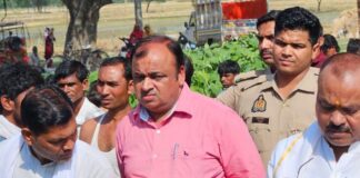 श्रावस्ती में हाईटेंशन लाइन में उलझा मिला बुजुर्ग का शव:तार में करंट आने से मौत, विधायक ने आर्थिक सहायता का आश्वासन दिया; अज्ञात पर केस दर्ज