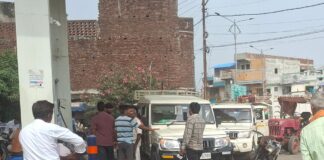 महराजगंज में डीजल-पेट्रोल की किल्लत से किसान परेशान:पंपों पर लंबी कतारें, खेतों की जुताई और बोआई का काम प्रभावित