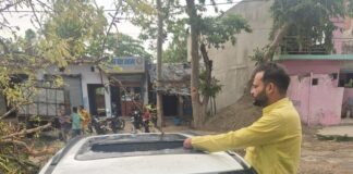 इटवा में तेज आंधी से पेड़ गिरा:मकान, कार और बाउंड्री क्षतिग्रस्त