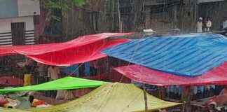 निचलौल के कटहरी खुर्द बाजार बारिश से प्रभावित:व्यापारियों को हुआ नुकसान, ग्राहक भी हुए परेशान