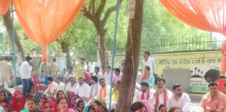 भाजपा कार्यकर्ताओं ने सपा सांसद आवास का घेराव किया:बस्ती में महिला जन आक्रोश अभियान के तहत दिया धरना