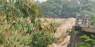 दैनिक भास्कर की खबर का असर:श्रावस्ती के जमुनहा में प्रशासन ने लिया संज्ञान, बंबा घाट पुल की मरम्मत शुरू