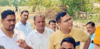 सरयू नदी पर पुल निर्माण को लेकर बातचीत:किसानों से मुआवजे और कच्चे मार्ग पर बनी सहमति