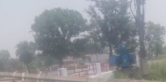 सकारपार क्षेत्र में चरमराई विद्युत व्यवस्था:गर्मी का टॉर्चर, ऊपर से बिजली का शॉर्टकट; अंधेरे में रातें काटने को मजबूर लोग