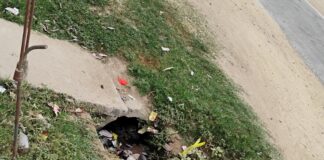 छह महीने से गंदगी का अंबार:नालियों की सफाई ठप, दुर्गंध से परेशान चौक नगर के लोग