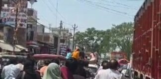 इटवा में भीषण जाम, वाहन रेंगते दिखे:साप्ताहिक बाजार और अतिक्रमण से पुलिस को यातायात नियंत्रित करने में मशक्कत