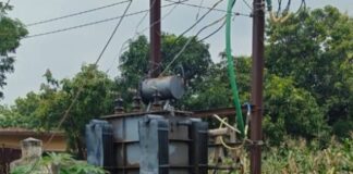 भारतभारी में सड़क किनारे खुला ट्रांसफार्मर से हादसे का खतरा:निकलती चिंगारियों से हादसे का खतरा, सुरक्षा की मांग