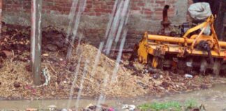 नासिरगंज महादेव में नालियों का पानी सड़क पर जमा:श्रावस्ती के जमुनाहा ब्लॉक में आवागमन बाधित, लोग परेशान