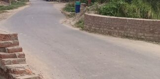खेमपिपरा रोड पुलिया की टूटी रेलिंग:हर दिन गुजर रहे लोग, विभाग अब तक बेखबर