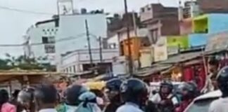 फरेन्दा में सड़कों पर अतिक्रमण, जाम से जनता परेशान:टैक्सी स्टैंड, ई-रिक्शा और पार्किंग पर कब्जे से बिगड़ रहे हालात