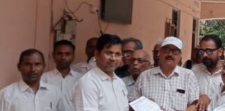 नानपारा में लखनऊ में हुए लाठीचार्ज के विरोध में प्रदर्शन:अधिवक्ताओं ने दोषी अफसरों पर कार्रवाई की मांग, बोले- एडवोकेट प्रोटेक्शन एक्ट लागू हो