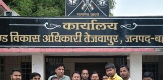 तेजवापुर के पंचायत सहायकों ने ग्राम पंचायतों में ड्यूटी मांगी:शहरी क्षेत्रों में तैनाती पर खंड विकास अधिकारी को ज्ञापन सौंपा