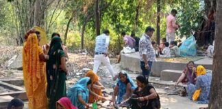 अमोढ़ा के चतुर्भुजी मंदिर में उमड़ी भक्तों की भीड़:दूसरे बड़े मंगलवार पर महिलाओं ने कढ़ाई चढ़ाकर की पूजा