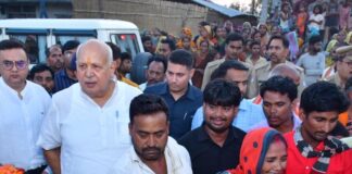 बहराइच में पेड़ गिरने से ग्रामीण की हुई थी मौत:प्रभारी मंत्री ने परिजनों से की मुलाकात, आर्थिक सहायता देने के निर्देश दिए
