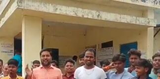 देईसांड़ उपकेंद्र पर बिजली उपभोक्ताओं ने किया विरोध प्रदर्शन:दर्जनों गांवों में एक सप्ताह से बिजली आपूर्ति बाधित; जेई बोल- जल्द आपूर्ति सामान्य कर दी जाएगी