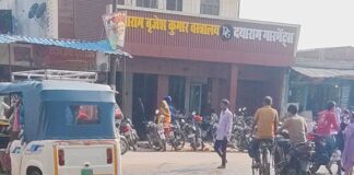 गिलौला बाजार की सिसवारा रोड पर जलभराव:हल्की बारिश से कीचड़, राहगीर और बाइक सवार परेशान