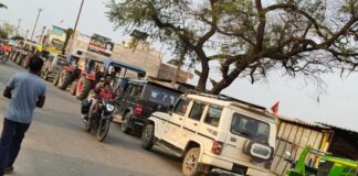 कटहरी पेट्रोल पंप पर डीजल-पेट्रोल के लिए उमड़ी भीड़:गुरुवार से ईंधन न मिलने के कारण लगी लंबी कतारें