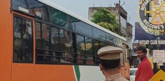महराजगंज चौराहे पर बारिश रुकते ही लगा जाम:तीन घंटे तक वाहनों की लंबी कतारें, लोग परेशान; टीआई ने जाम खुलवाया