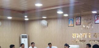 श्रावस्ती डीएम ने अफसरों को दिया अल्टीमेटम:विकास कार्यों में शत-प्रतिशत लक्ष्य पूर्ति के लिए कहा, बोले- लापरवाही बर्दाश्त नहीं