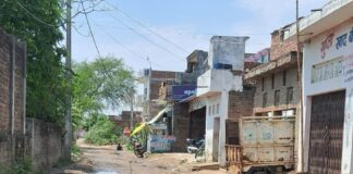 वीरगंज CHC सड़क बनी बारिश में तालाब:मरीज और स्कूली बच्चे सबसे ज्यादा प्रभावित, जल्द मरम्मत की मांग