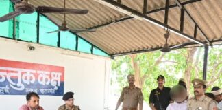 समाधान दिवस में अचानक पहुंचे डीएम-एसपी:कोल्हुई में शिकायतों के तत्काल निस्तारण के दिए निर्देश