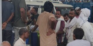पनियरा के पेट्रोल पंप पर डीजल के लिए हंगामा:24 घंटे से लाइन में लगे हैं किसान, धक्का-मुक्की के बाद वितरण रोका; पुलिस भी बेबस